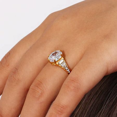 La mano di una donna che indossa l'elegante anello regolabile in zirconia ovale, mostrando la sua vestibilità e stile.