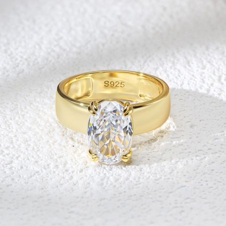El sello de plata esterlina S925 visible dentro de la banda del anillo de compromiso con acabado dorado.