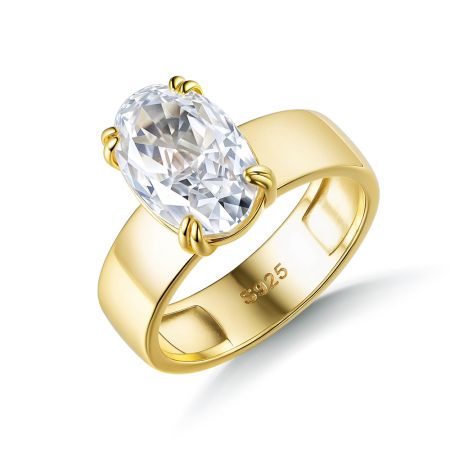Boucles d'oreilles CZ à clip en argent sterling 925 - Un gros plan d'une bague en argent sterling S925 plaquée or avec un grand zircon cubique ovale, représentant la qualité des boucles d'oreilles CZ à clip de JR Fashion.