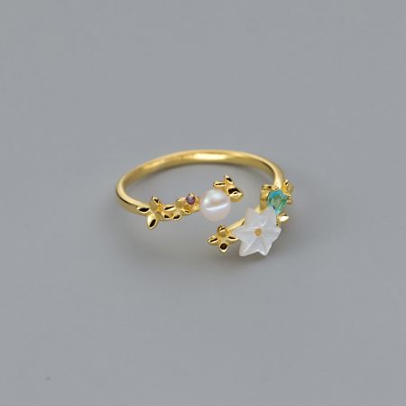 真珠、星、花のモチーフがあるセットからのユニークな金の指輪。