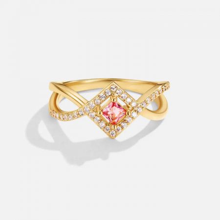 Set di anelli in argento sterling 925 con cristallo rosa e strass - Primo piano dell'anello in argento sterling 925 con placcatura in oro 18K, con un zircon rosa a taglio quadrato centrale circondato da zirconi brillanti simili a diamanti.