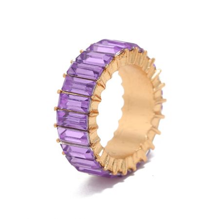 Detailopname van de eeuwigheidsring met de rijke paarse cubic zirconia stenen.
