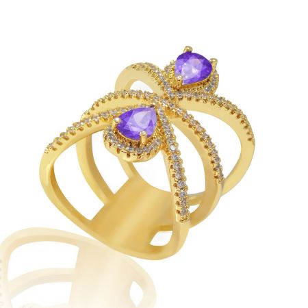Seitenansicht des vergoldeten Cocktailrings, der die lila Edelsteine und diamantähnlichen Zirkonia hervorhebt.