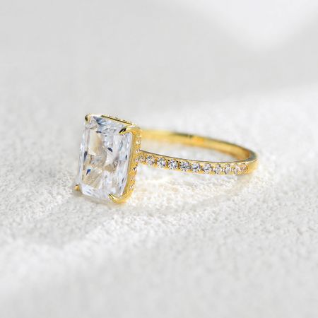Schrägansicht des von Taylor Swift inspirierten Zirkonia-Verlobungsrings, der die Details des Rings zeigt.