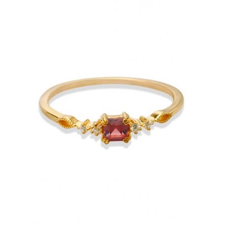 Anello in argento sterling 925 con pietra rossa. - Un sorprendente anello in argento sterling 925 con pietra rossa e una brillante finitura dorata, che mette in mostra una gemma rossa centrale e dettagli laterali intricati.