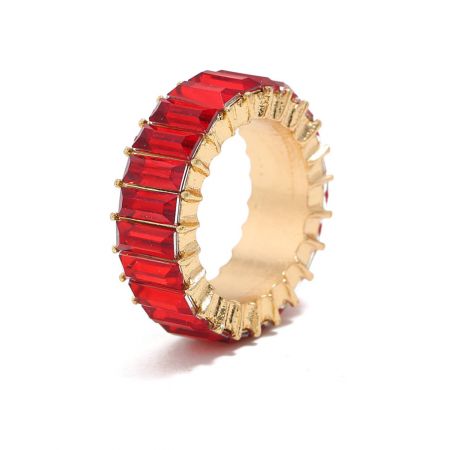 Detailopname van de eeuwigheidsring met de dieprode cubic zirconia stenen.