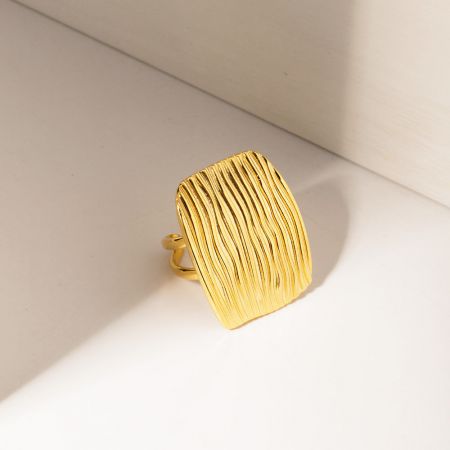 Gedetailleerd uitzicht op het geribbelde ontwerp van de rechthoekige open verstelbare ring.