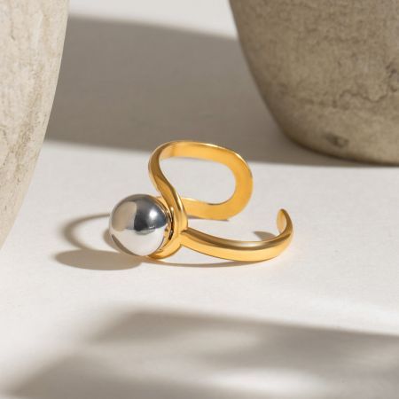Set all'ingrosso di 5 anelli aperti in acciaio vuoto placcati in oro 18K minimalisti - Un set di 5 anelli aperti minimalisti placcati in oro 18K, con un design bicolore distintivo che presenta una sfera in acciaio vuoto.