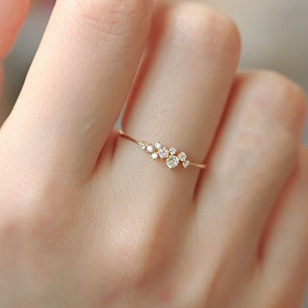 Version plaquée or de la bague étoilée minimaliste.