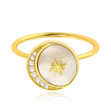 Bague étoile lune coquillage plaquée or avec zircon cubique - Vue de face de la bague étoile lune coquillage plaquée or, présentant le design complexe d'étoile et de lune avec zircon cubique et un coquillage blanc central.