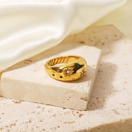 El conjunto de anillos con temática de estrella que destaca su diseño único y gemas coloridas.