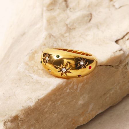 Otro ángulo del anillo de estrella de acero inoxidable con acentos de piedras coloridas.