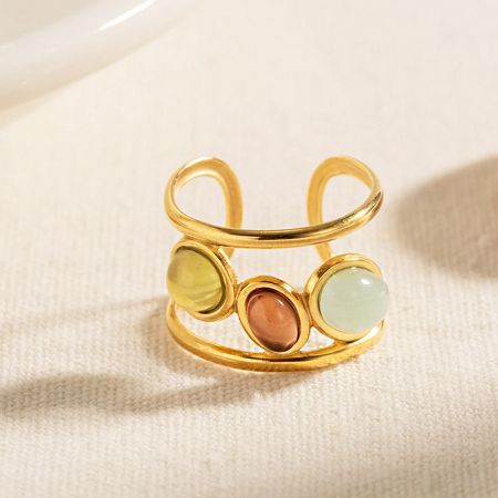 Outro design do conjunto de anéis de pedra opala colorida.