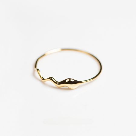 Gedetailleerd uitzicht op de gouden golvende bandring, met nadruk op de gepolijste afwerking.