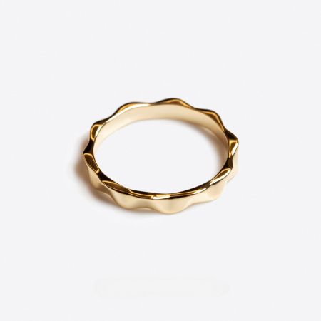 Bague Ondulée en argent sterling 925 plaquée en or 18K, bague minimaliste empilable - Un gros plan de la Bague Ondulée en argent sterling 925 avec plaquage en or 18K, mettant en avant son design distinctif de bord ondulé sur un fond blanc.
