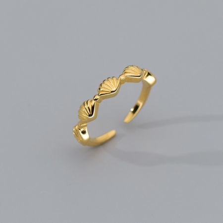 Detailed view of the gold seashell ring's unique wavy design.