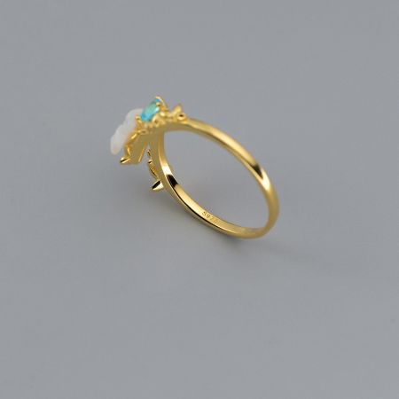 繊細な白と青の石で飾られたS925の金の指輪、5点セットの一部。