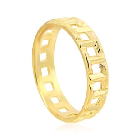 Una toma detallada del Anillo de Oro Cuadrado Aplanado, enfatizando su diseño trenzado y su brillante chapado en oro.
