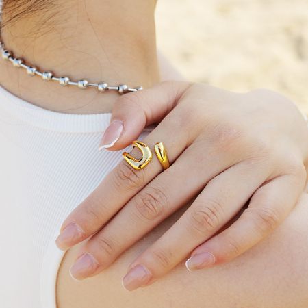 Close-up van de ring van roestvrij staal gestyled op de hand van een model.