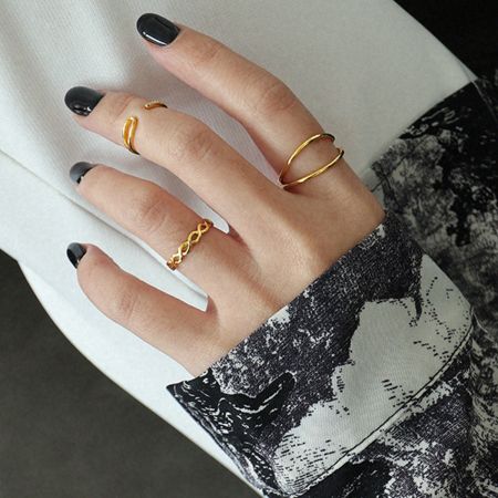 Een model dat de set van 5 gouden minimalistische dubbele lijnringen draagt om de Koreaanse mode stijl te tonen.