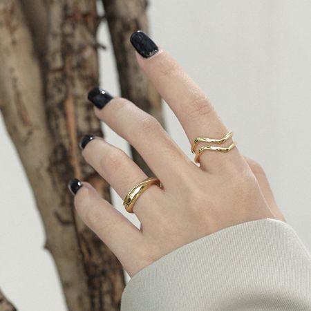 Modèle portant la bague ondulée plaquée or 18K, démontrant son style élégant et minimaliste pour un usage quotidien.
