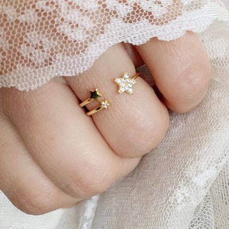 星のデザインとリボンのデザインを含む925スターリングシルバーリングのセット、卸売り用に利用可能です。
