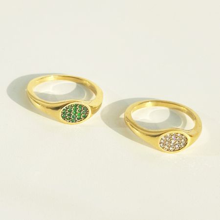 Een paar signetringen van roestvrij staal, met de nadruk op de levendige groene en schitterende witte zircon opties.