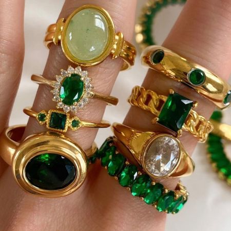 Groothandel roestvrijstalen smaragd ring - Een collectie van groothandel roestvrijstalen smaragd ringen met vergulding, met verschillende ontwerpen met groene en heldere edelstenen.