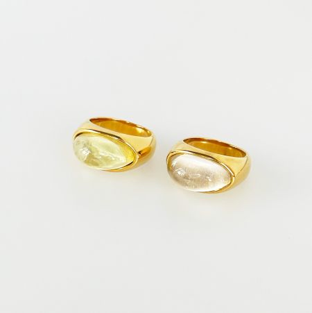 Een andere hoek van de opaalstenen ringen, die het vakmanschap en de steeninstellingen benadrukt.