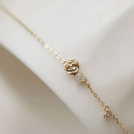 The gold-plated rose bracelet with sparkling zirconia, a perfect accessory for any outfit.