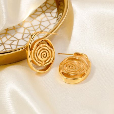 Un par de pendientes de espiral chapados en oro mostrados juntos.