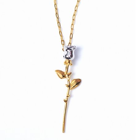 Sierlijke tweekleurige Rose ketting - Close-up van de sierlijke tweekleurige rozenketting, met de gouden hanger van een rozensteel met een fonkelende kristallen kraal aan een delicate ketting.
