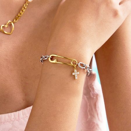 Roestvrijstalen Schakelarmband met Zircon Kruis Charme voor Mannen - Een twee-kleurige roestvrijstalen schakelarmband voor mannen, met een gouden veiligheidsspeld ontwerp en een met zircon bezette kruis charme, weergegeven op een neutrale achtergrond.