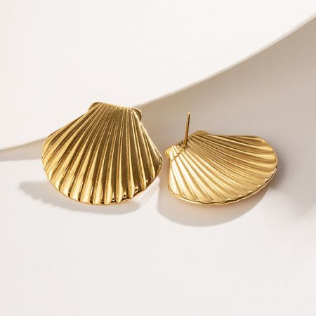 Pendientes de concha gruesos de acero inoxidable sin deslustre (Juego de 5 pares) - Un par de pendientes de concha gruesos de acero inoxidable chapados en oro que muestran su diseño estriado detallado, perfectos para joyería de temática playera.