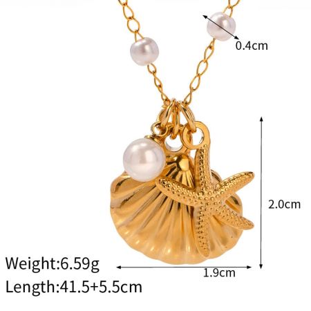 Detailaufnahme des goldenen Muschel-Anhängers mit Seestern und Perle, die die Produktmaße zeigt.