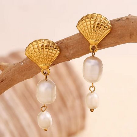 Pendientes de perlas barrocas con borlas de concha de acero inoxidable dorado - Un par de pendientes de perlas barrocas con borlas de concha de acero inoxidable dorado, mostrando la parte superior de concha chapada en oro de 18K y perlas de agua dulce colgantes sobre un fondo blanco.