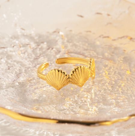 Productfoto van de verstelbare gouden schelp vingerband ring.