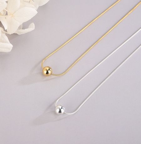 Collar de bola flotante de plata esterlina 925 - Un par de collares de bola flotante de plata esterlina 925, uno en oro y otro en plata, que muestran el elegante diseño del colgante esférico.