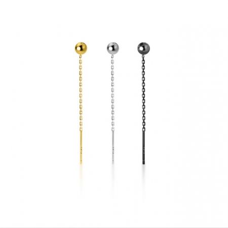 Primo piano degli orecchini a filo in argento sterling 925 disponibili in placcatura oro, argento e nera.