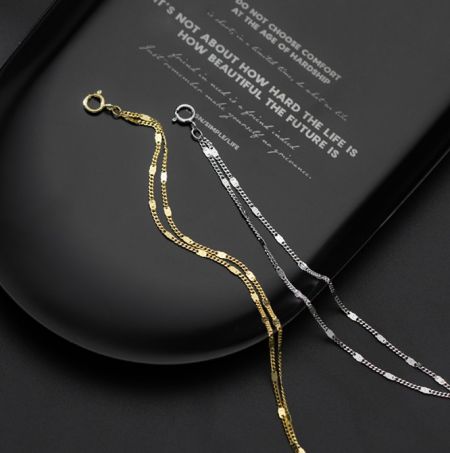 Gedetailleerde opname van de gouden en zilveren schakelkettingen die worden gebruikt in de JRSH-001 armband.