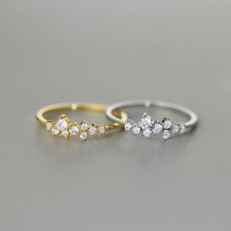 Set di 5 anelli minimalisti irregolari in argento sterling 925 con zirconi a forma di stella. - Un primo piano del set di anelli a punto stellato irregolare in argento sterling 925 minimalista, che mostra sia le opzioni in argento che quelle placcate in oro con pietre di zirconia scintillanti.