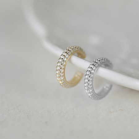 Scatto dettagliato degli orecchini a cerchio in zirconia placcata oro e argento sterling 925.
