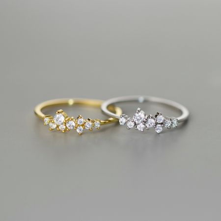 Set di 5 anelli minimalisti in argento per donne in argento sterling 925 con zirconia cubica - Un set di cinque anelli minimalisti in argento sterling 925 con finiture in oro e argento, adornati con zirconia cubica scintillante.