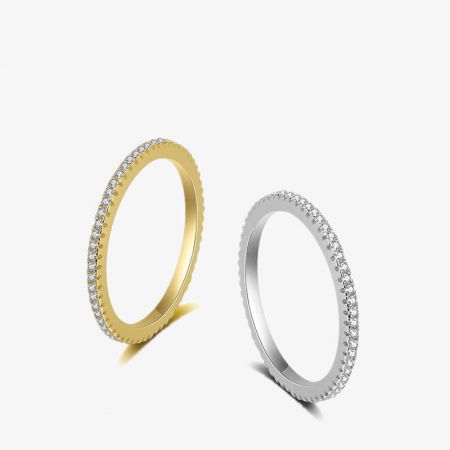 Une présentation élégante des bagues en bande éternité en or et en argent CZ, parfaites pour les collections de bijoux en gros.