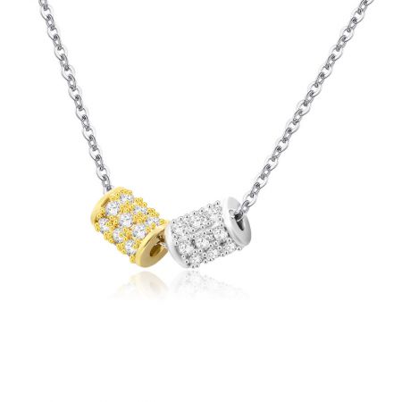 Colar de pingente duplo com revestimento de ouro e prata e detalhes em pedras.