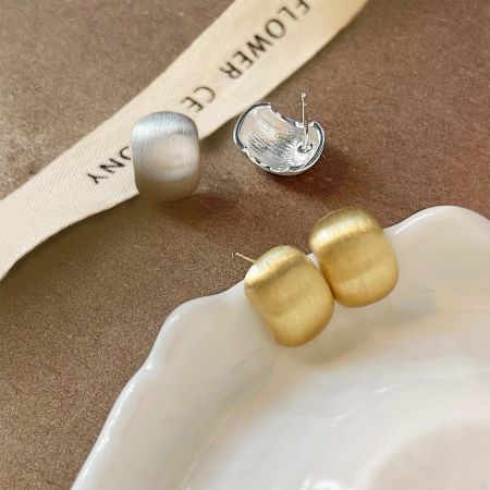 シンプルなフレンチメタルビーズデザインのヴィンテージブラシマットスタッドピアス（5ペアセット） - 金と銀の仕上げのシンプルなフレンチメタルビーズスタッドピアスのセット、陶器の皿に展示。