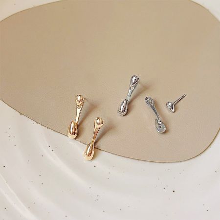 バックプレート付き2ウェアドロップ型イヤースタッズ(5ペア) - 金と銀メッキの真鍮製のバックプレート付き2ウェアドロップ型イヤースタッズのプロモーションディスプレイ。
