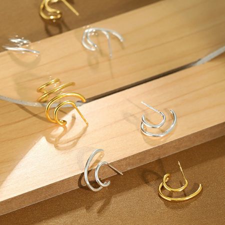 Uma exibição de brincos de argola dupla C em ouro e prata, perfeitos para coleções de joias por atacado.