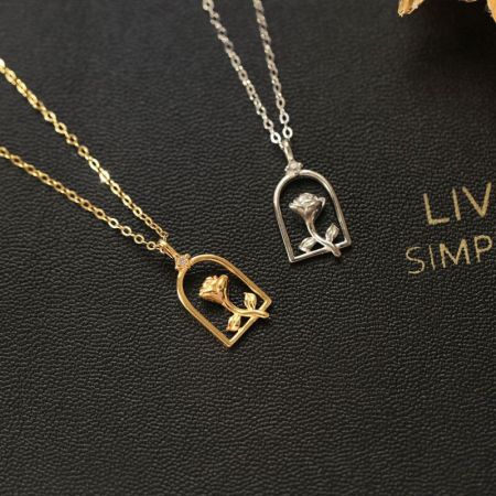 Collana con pendente a forma di Rosa Incantata in argento 925 per donne con zirconia cubica. - Un set di collane con pendente a forma di Rosa Incantata in finiture oro e argento, realizzate in argento sterling 925 con accenti in zirconia cubica.