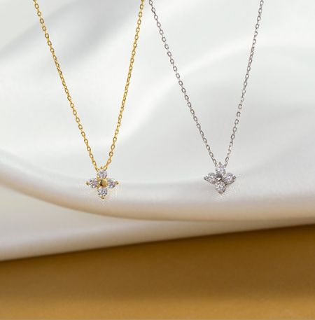 El collar de trébol de hoja de plata esterlina 925 se muestra en acabados dorado y plateado disponibles.